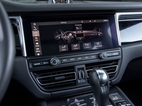 Certified 2021 Porsche Macan AWD/4WD image 34