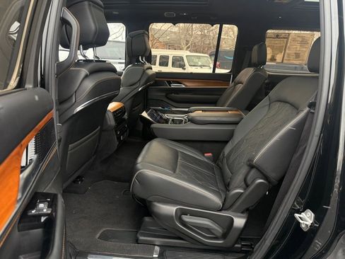 Used 2022 Jeep Grand Wagoneer Series III image 16