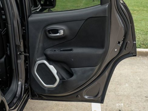 Used 2018 Jeep Renegade Latitude FWD image 48