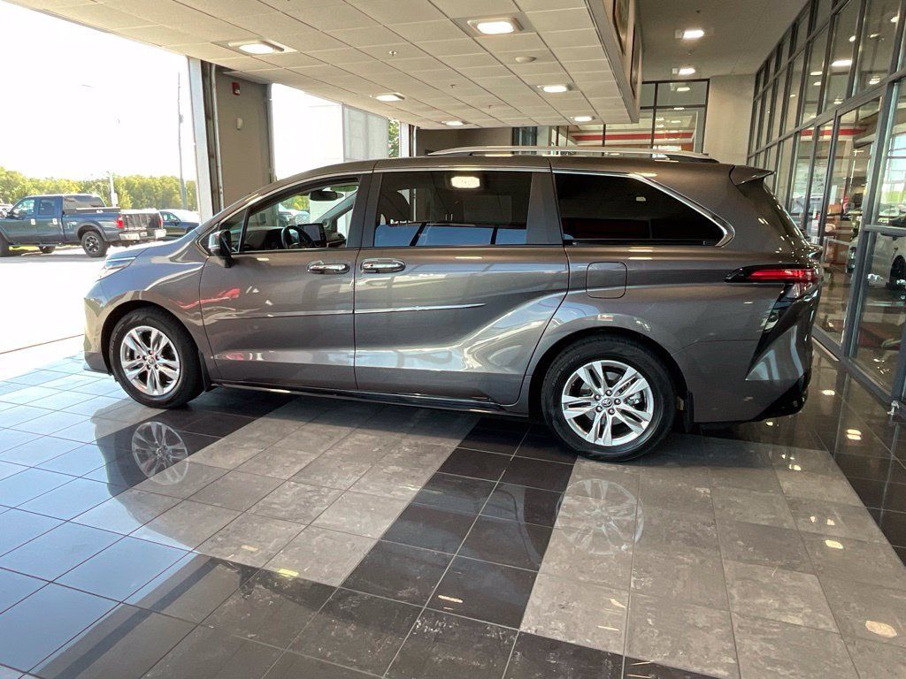 Certified 2023 Toyota Sienna Limited AWD/4WD image 4