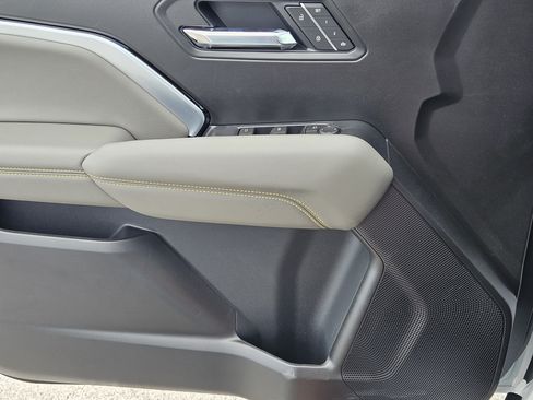 New 2026 Chevrolet Colorado ZR2 w/ Technology Package AWD/4WD image 17