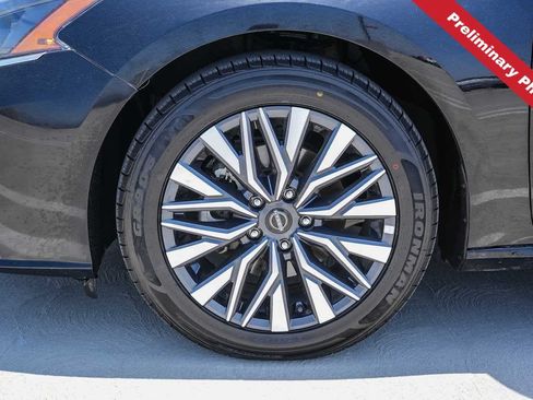 Used 2025 Nissan Altima 2.5 SV FWD image 12