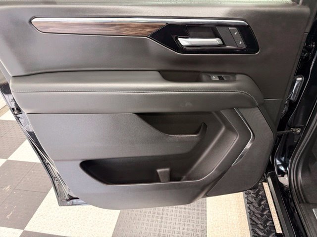 Used 2025 Chevrolet Suburban Z71 AWD/4WD image 22