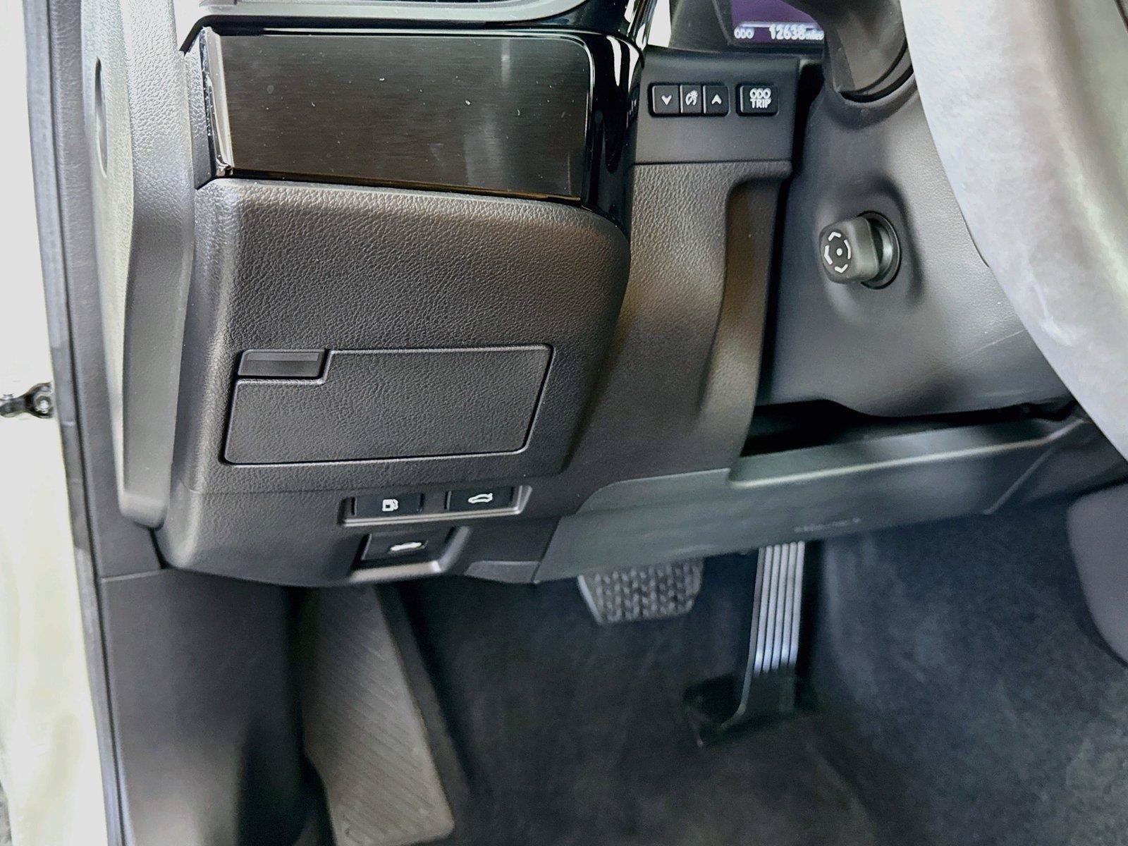 Used 2024 Lexus ES 300h w/ Premium Package FWD image 13