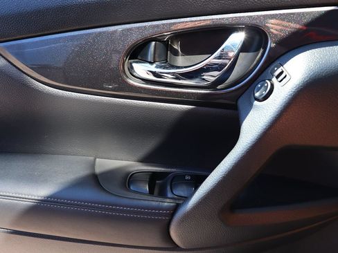 Used 2020 Nissan Rogue SV FWD image 41
