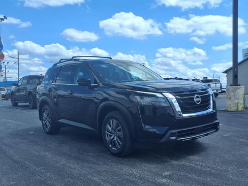 Used 2024 Nissan Pathfinder SV w/ SV Premium Package AWD/4WD image 3