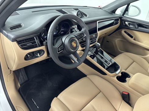 Certified 2025 Porsche Macan image 4