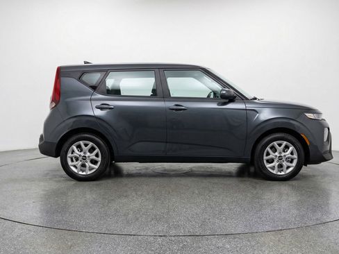 Used 2025 Kia Soul LX w/ LX Technology Package FWD image 11