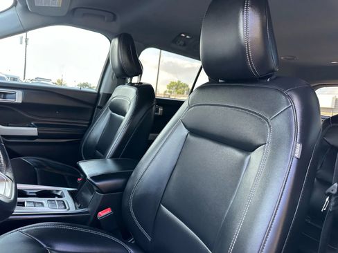 Used 2022 Ford Explorer XLT w/ Equipment Group 202A image 15