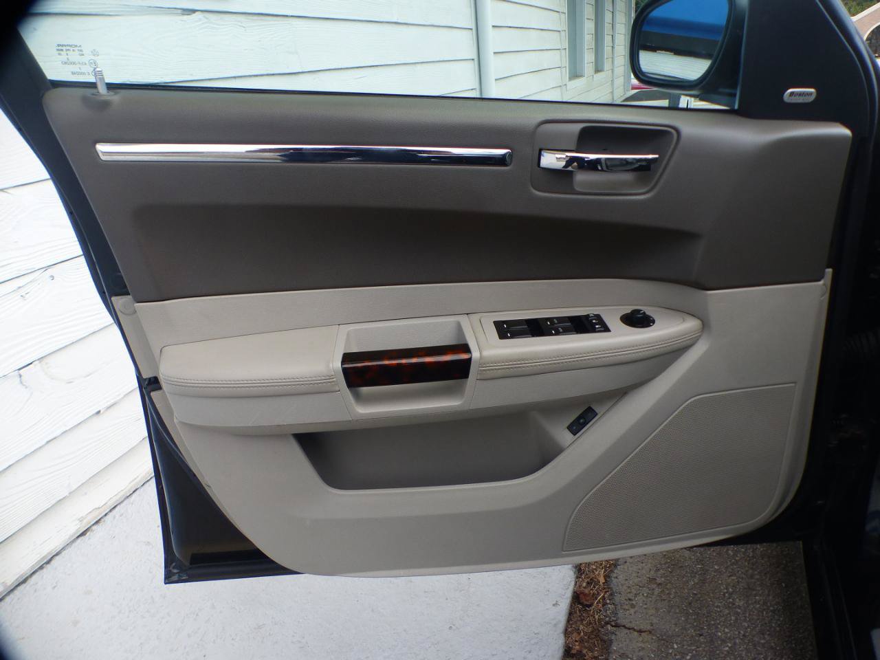 Used 2009 Chrysler 300 C w/ Protection Group II RWD image 18