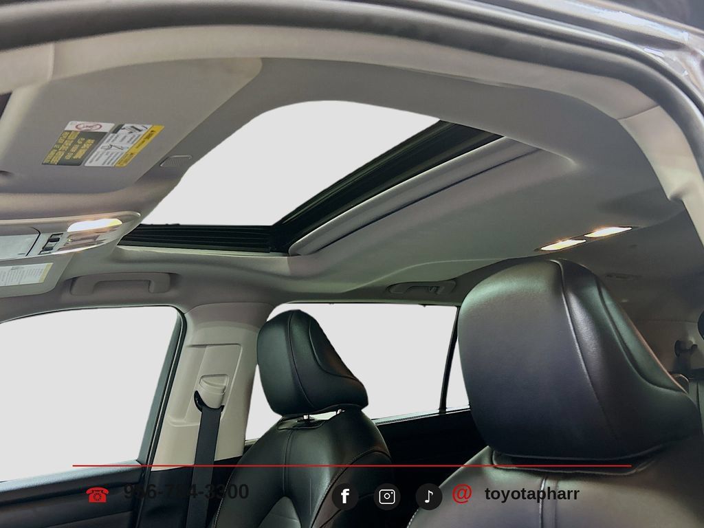 Used 2025 Toyota Highlander XLE FWD image 20
