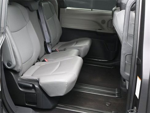Used 2022 Toyota Sienna XLE image 16