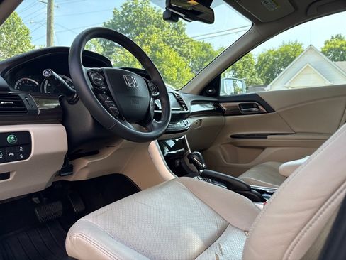 Used 2016 Honda Accord Touring image 17