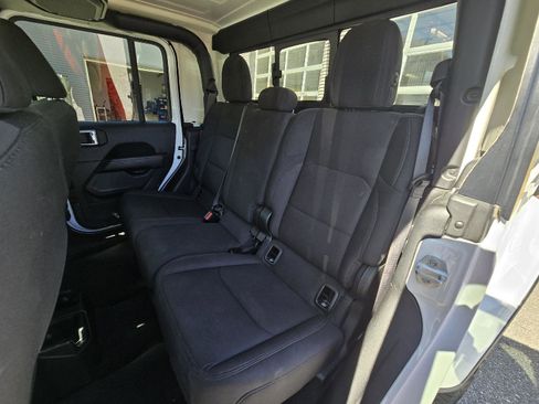 Used 2023 Jeep Gladiator Overland image 13