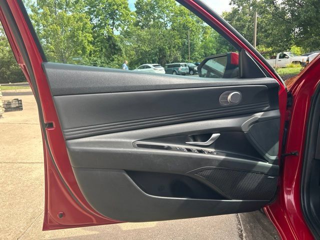 Used 2022 Hyundai Elantra Limited FWD image 12