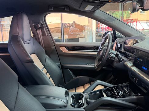 Certified 2026 Porsche Cayenne Turbo GT AWD/4WD image 9