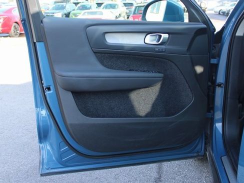 Used 2025 Volvo XC40 B5 Plus image 10