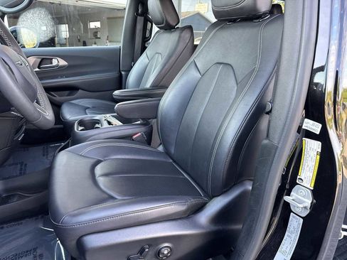 Used 2025 Chrysler Pacifica Select FWD image 18