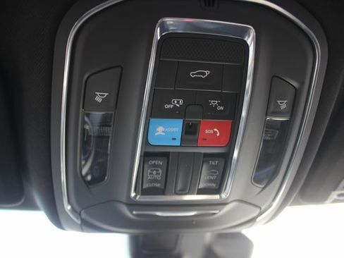 Used 2023 Jeep Grand Cherokee Altitude image 11