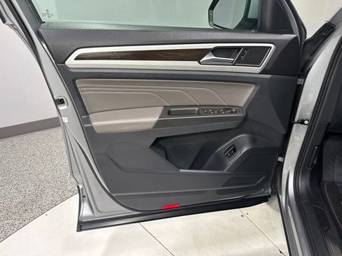 Used 2022 Volkswagen Atlas SE w/ Panoramic Sunroof Package FWD image 11