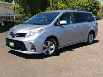 Used 2020 Toyota Sienna LE w/ Carpet Mat Package
