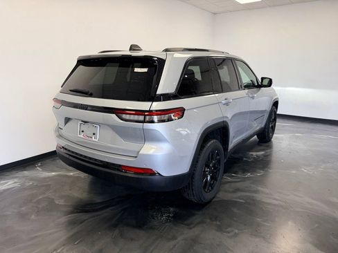 Used 2024 Jeep Grand Cherokee Altitude AWD/4WD image 20