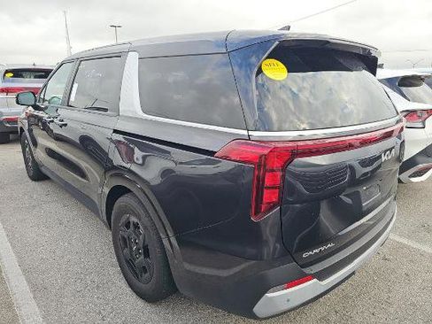Used 2025 Kia Carnival FWD image 4