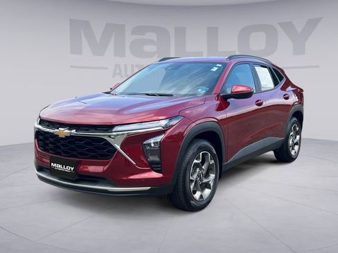 Used 2025 Chevrolet Trax LT w/ Sunroof Package FWD image 1