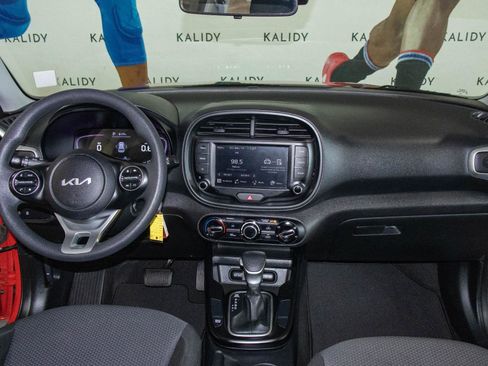 Used 2023 Kia Soul LX image 3