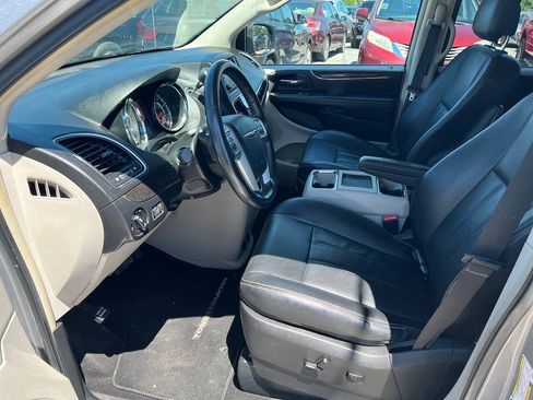 Used 2014 Chrysler Town & Country Touring FWD image 3
