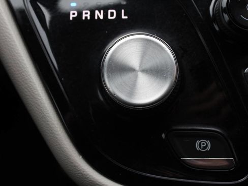 Used 2019 Chrysler Pacifica Touring-L FWD image 16
