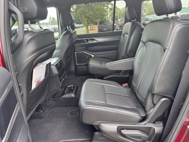 Certified 2025 Jeep Wagoneer Series II w/ Convenience Group I AWD/4WD image 21