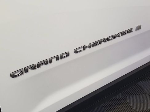 Used 2025 Jeep Grand Cherokee Limited AWD/4WD image 31