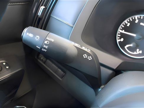 Used 2025 Nissan Pathfinder S image 21