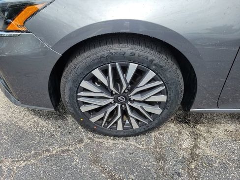 Used 2024 Nissan Altima 2.5 SV FWD image 5
