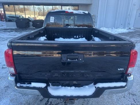 Used 2016 Toyota Tacoma TRD Off-Road image 8