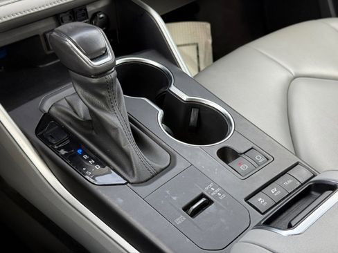 Used 2021 Toyota Highlander XLE image 30