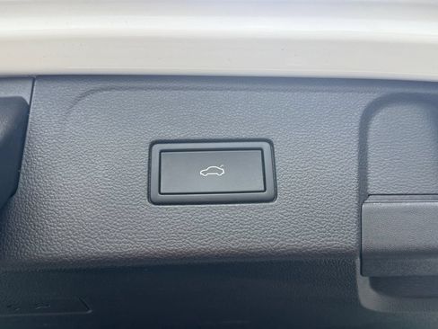 Used 2025 Volkswagen Atlas SE FWD image 31