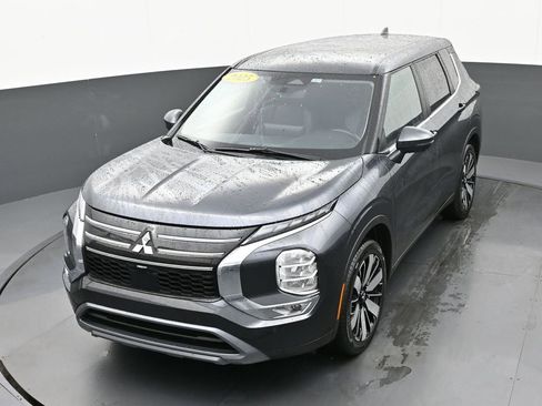 Used 2025 Mitsubishi Outlander SE image 41