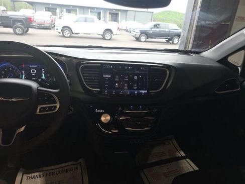 Used 2025 Chrysler Pacifica Select FWD image 6