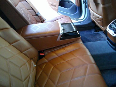 Used 2025 BMW 760i xDrive w/ Executive Package image 39