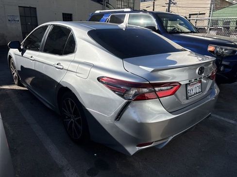 Used 2022 Toyota Camry SE image 3