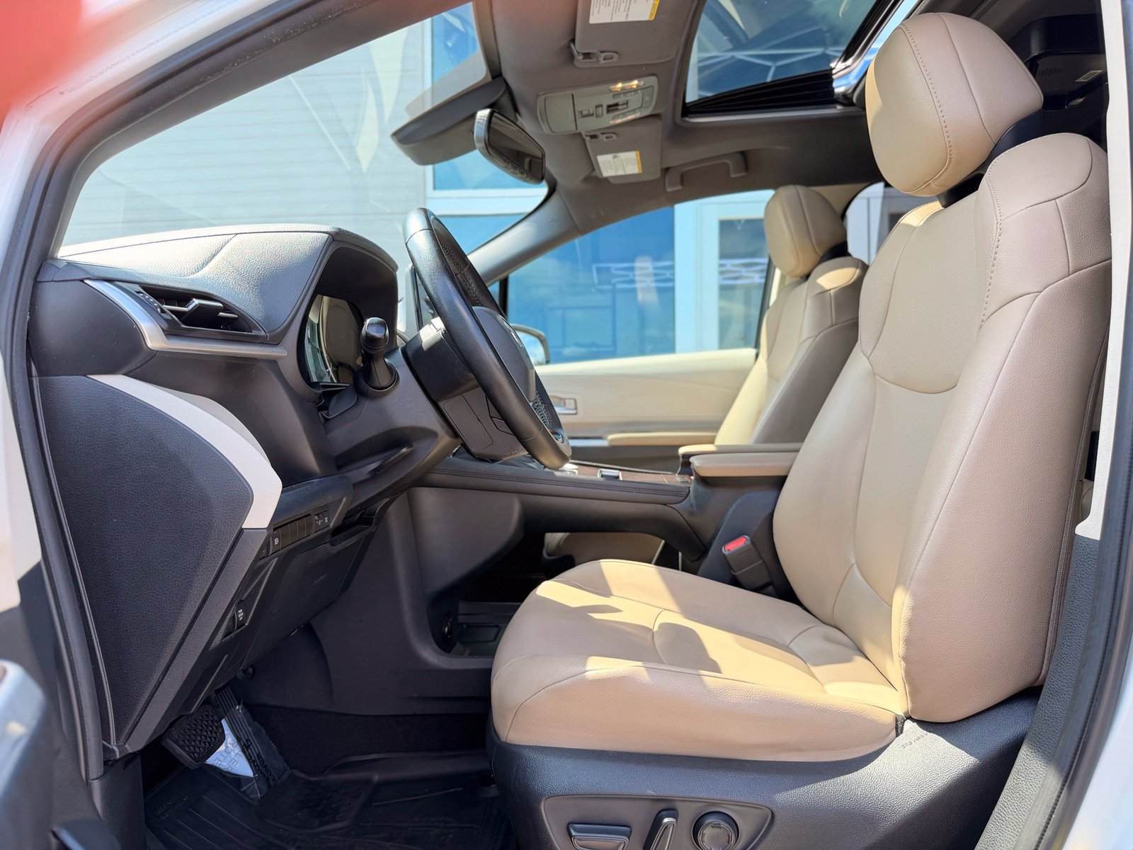 Used 2021 Toyota Sienna XLE FWD image 16