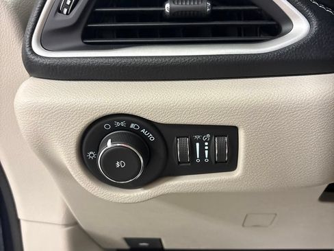 Used 2021 Chrysler Pacifica Touring-L FWD image 10