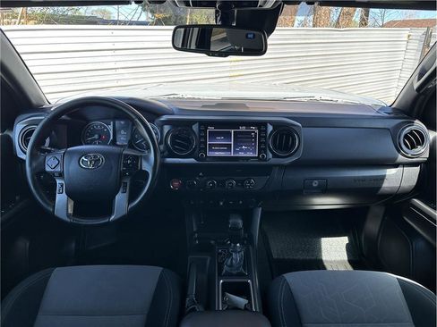 Used 2020 Toyota Tacoma TRD Off-Road w/ Technology Package image 17
