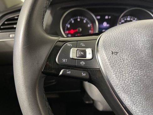 Used 2020 Volkswagen Tiguan SE w/ Panoramic Sunroof Package image 28