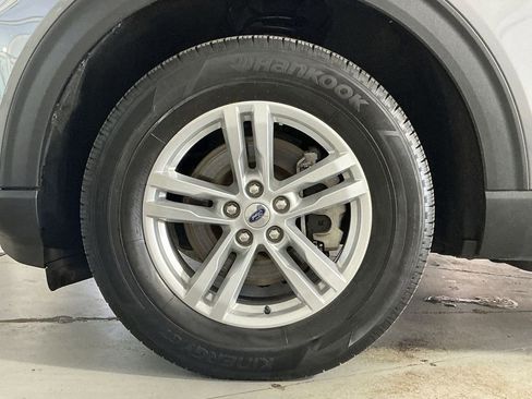 Used 2022 Ford Explorer XLT w/ Equipment Group 202A AWD/4WD image 13