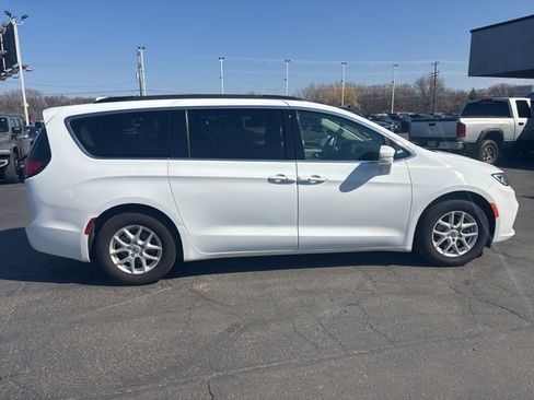 Used 2022 Chrysler Pacifica Touring-L image 9