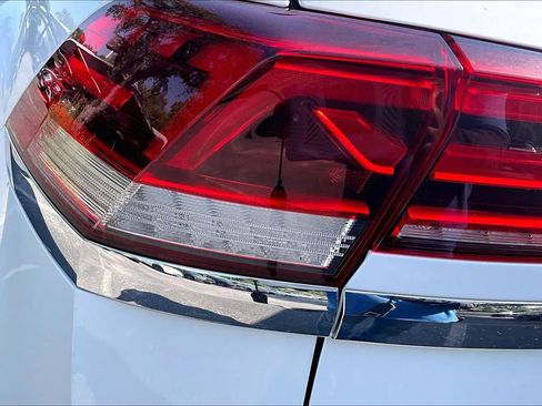Certified 2023 Volkswagen Atlas Cross Sport SE w/ Panoramic Sunroof Package FWD image 29