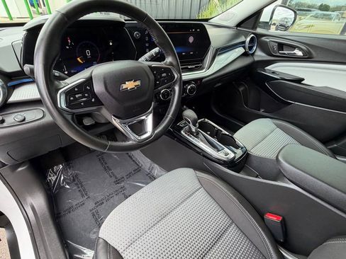 Used 2025 Chevrolet Trax LT w/ LT Convenience Package FWD image 11